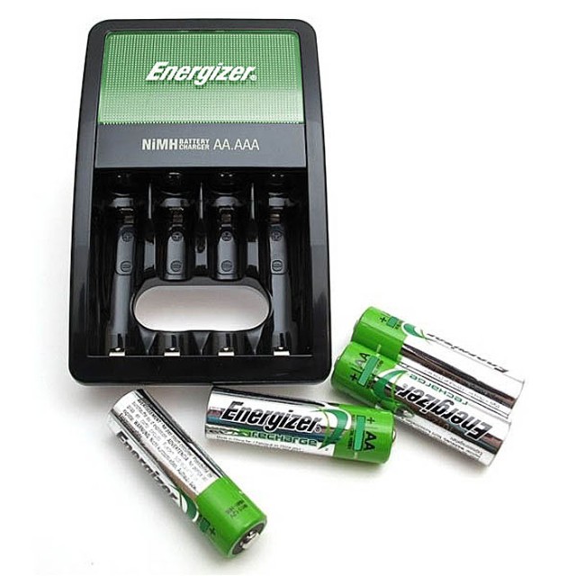 ENERGIZER MAXI CHARGER & 4xAA